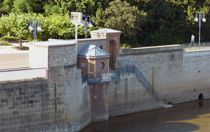 neugebautes Pegelhaus Elbseite