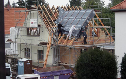 neuer Anbau & Dachstuhl des Einfamilienhauses